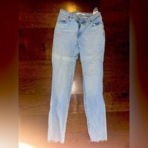 Levi’s 721 High Rise Skinny Jeans. Light wash denim. Size 26